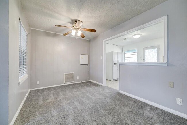 Building Photo - 5505 Nightingale Dr
