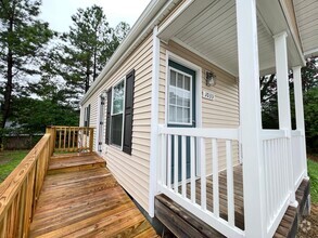 Building Photo - Experience the Cottage Lifestyle