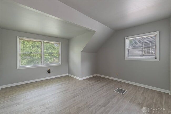 Building Photo - 521 Oakview Dr