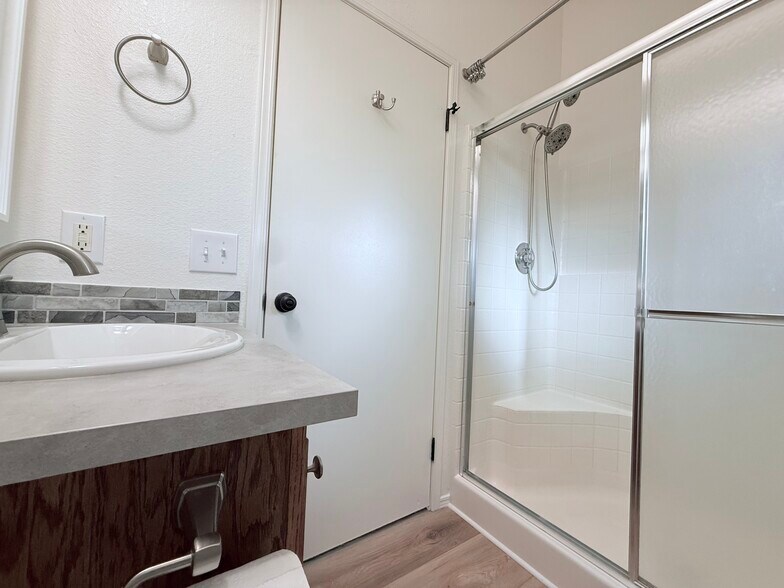 Building Photo - 571 SE Mountain View Rd