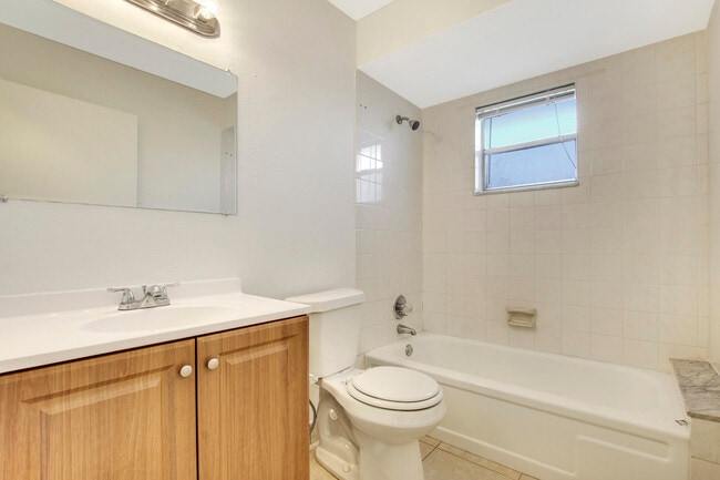 Building Photo - 1919 Doffer Ln