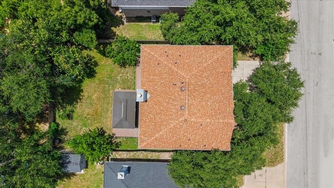 Building Photo - 706 Hilltop Dr