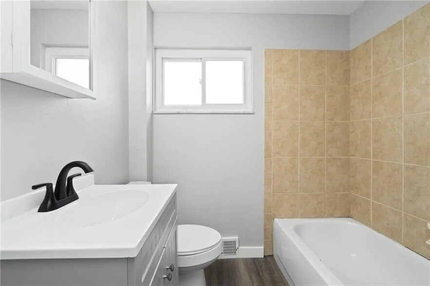 Building Photo - 2703 Woodstock Ave