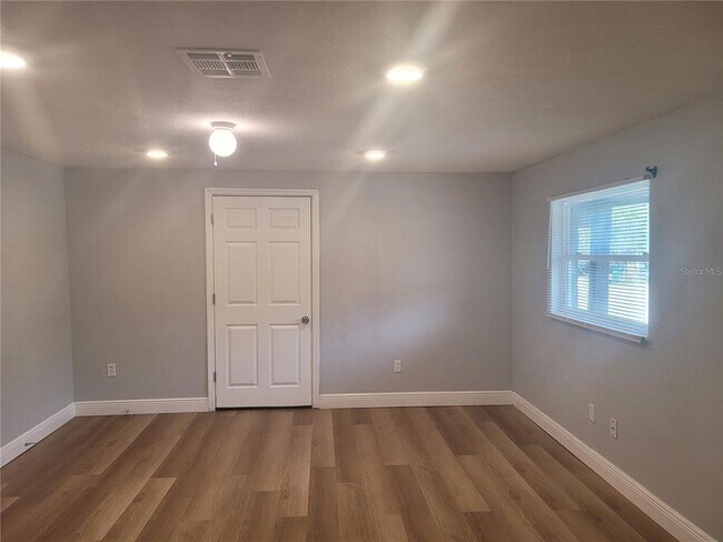 Building Photo - 1320 S Oleander Ave