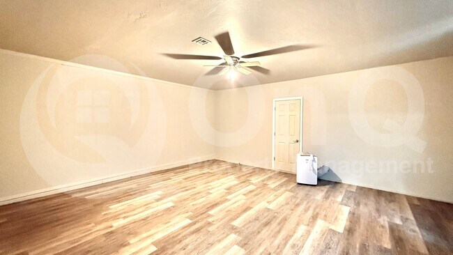 Building Photo - 2502 E Sahuaro Dr