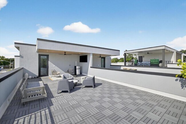 Building Photo - 423 W Amelia Ave