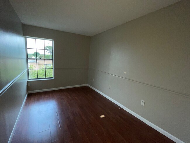 Building Photo - Charming 3-Bedroom, 2.5-Bath Townhome in Village Square Condominiums