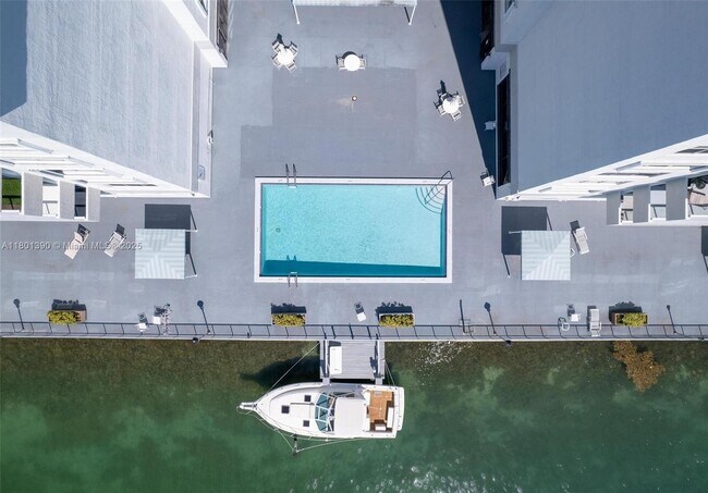 Building Photo - 10000 W Bay Harbor Dr