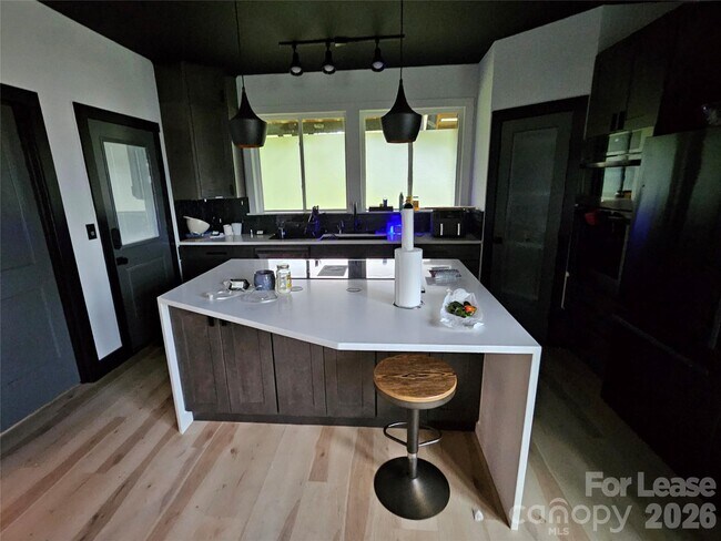 Building Photo - 1002 Crawford Rd