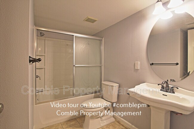 Building Photo - 4112 NE 27th Pl