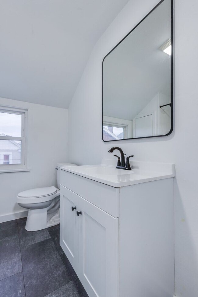 Building Photo - AVAILABLE JUNE 2026! - 2 Bedroom Suburban Vibes in the HEART of the City!!