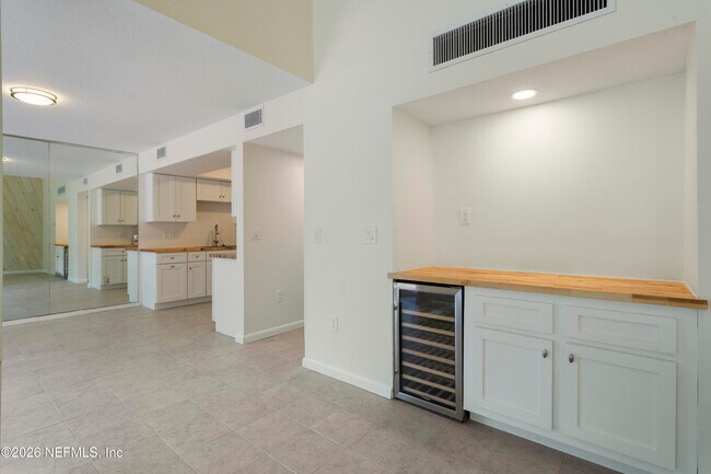 Building Photo - 9787 Sawgrass Dr E