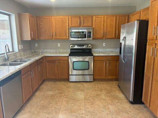 Building Photo - **BEAUTIFUL 3BEDROOM/2BATHROOM HOME LOCATE...