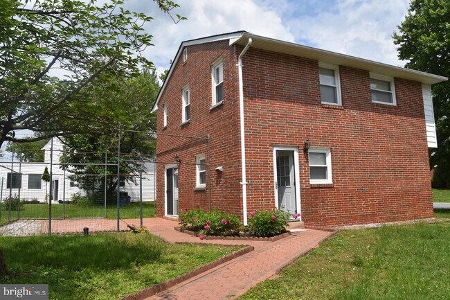 Building Photo - 6820 Cherokee Dr