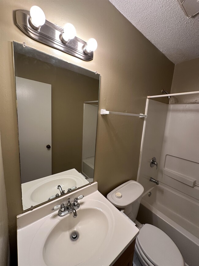 Building Photo - 2409 Talmadge Pl
