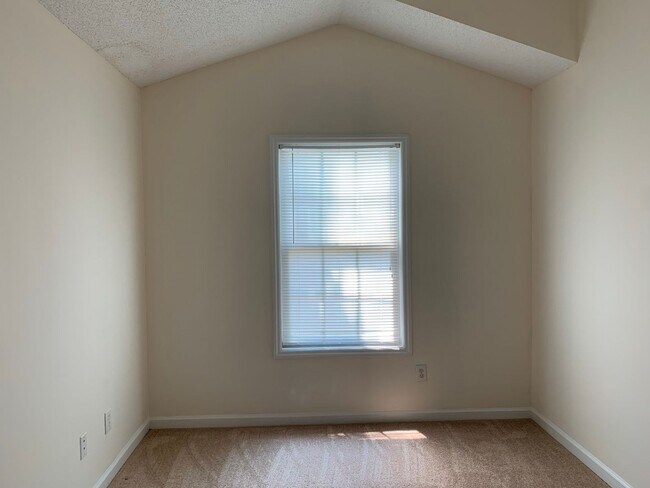 Building Photo - 3 BEDROOM SINGLE FAMILY HOME-2 1/2 bath~2 car garage~ fenced back yard~Gas fireplace