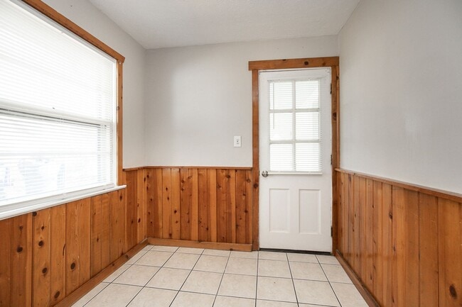 Building Photo - Spacious 3 bedroom/2 bath Cleveland Hts single family house!