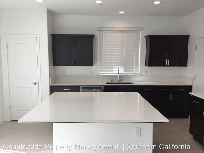 Building Photo - 4 br, 2.5 bath House - 3942 Wrenwood Avenue