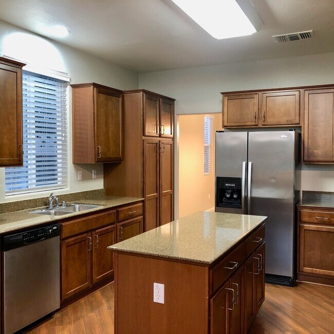 Building Photo - $2,695 Shepherd & Clovis, 3 Bed +Loft - Be...