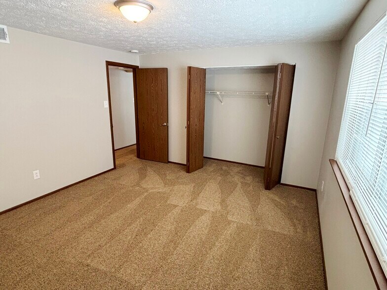 Building Photo - 225 Hillview Ln