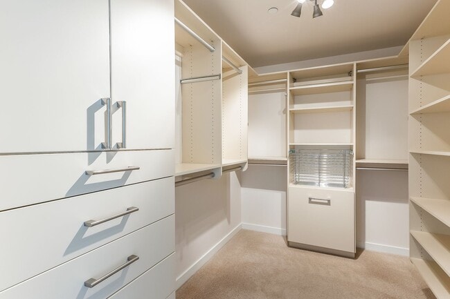 Building Photo - Stunning 2 Bedroom 2 Bath condo, with 2 Parking spots in the heart of vibrant Kirkland for Rent