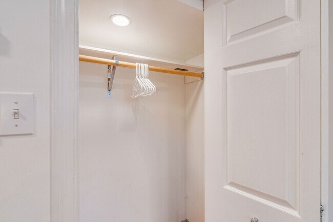 Building Photo - 2403 7th Ave W