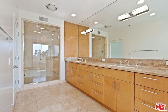 Building Photo - 2203 Ocean Ave