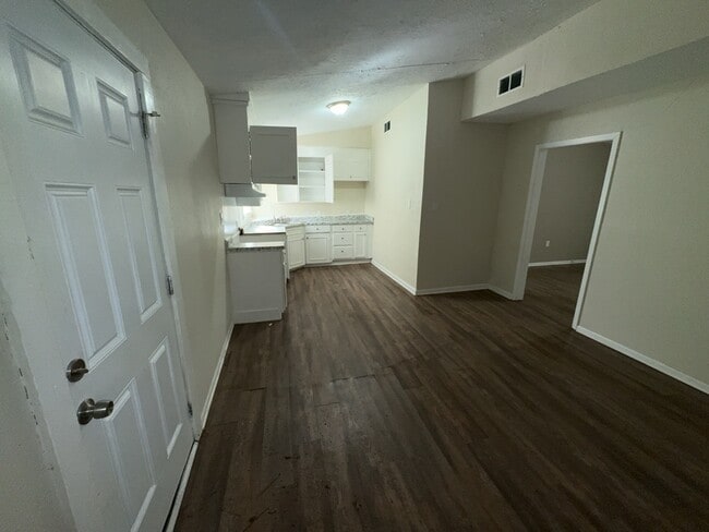 Building Photo - 3320 Ridgeland Dr