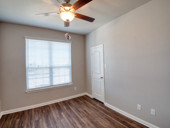 Building Photo - 1368 Kingsgate Dr