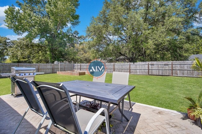Building Photo - Beautiful 3 Bed 2 Bath Home located in his...