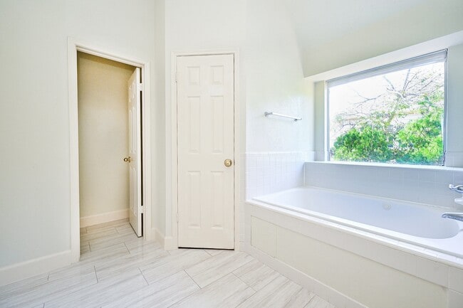 Building Photo - 9731 New Kent Dr