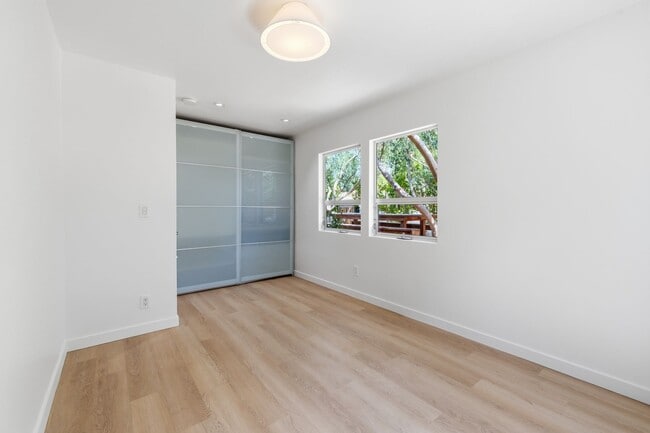 Building Photo - Amazing Del Rey House Available