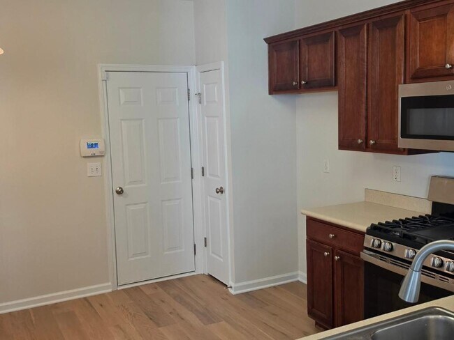 Building Photo - 2378 Fairlie Dr