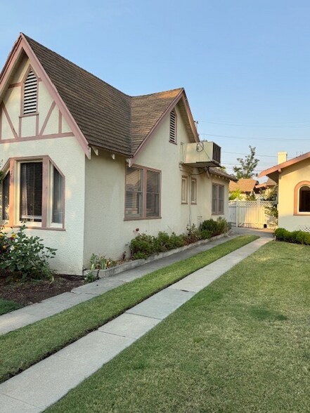 Building Photo - 2211 N Van Ness Blvd