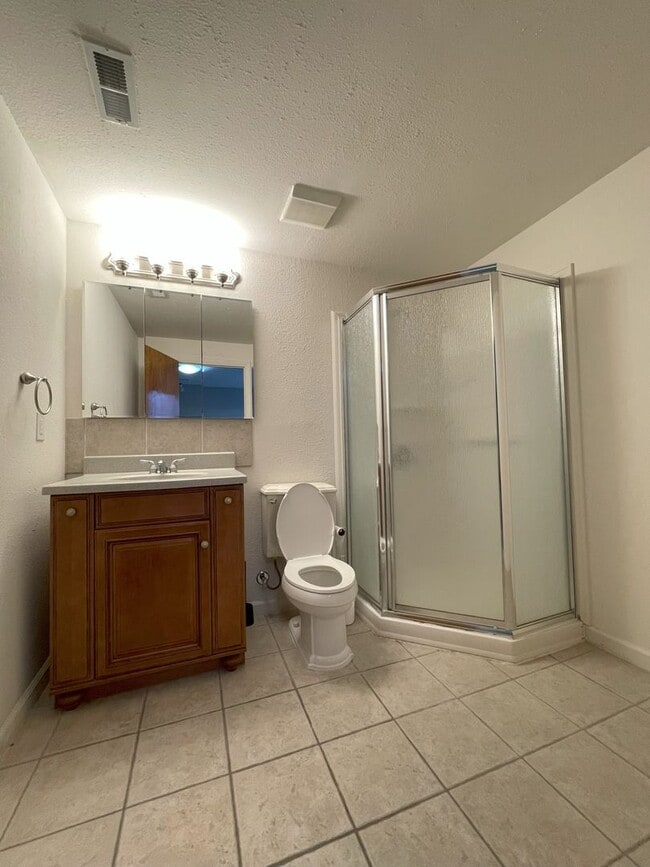 Building Photo - Beautiful 2 BED/3 BATH Louisville Townhome...