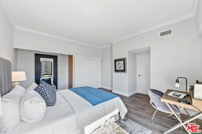 Building Photo - 10445 Wilshire Blvd