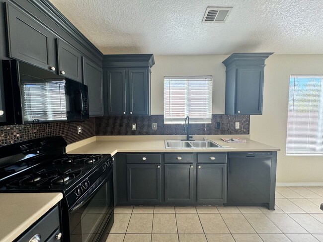 Building Photo - 3 bed 2 bath home in Huning Ranch