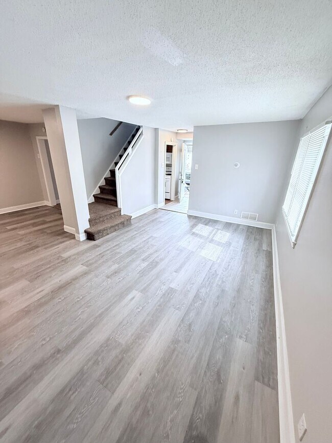 Building Photo - 4 Bed, 1 Bath Row home - Section 8 Approved