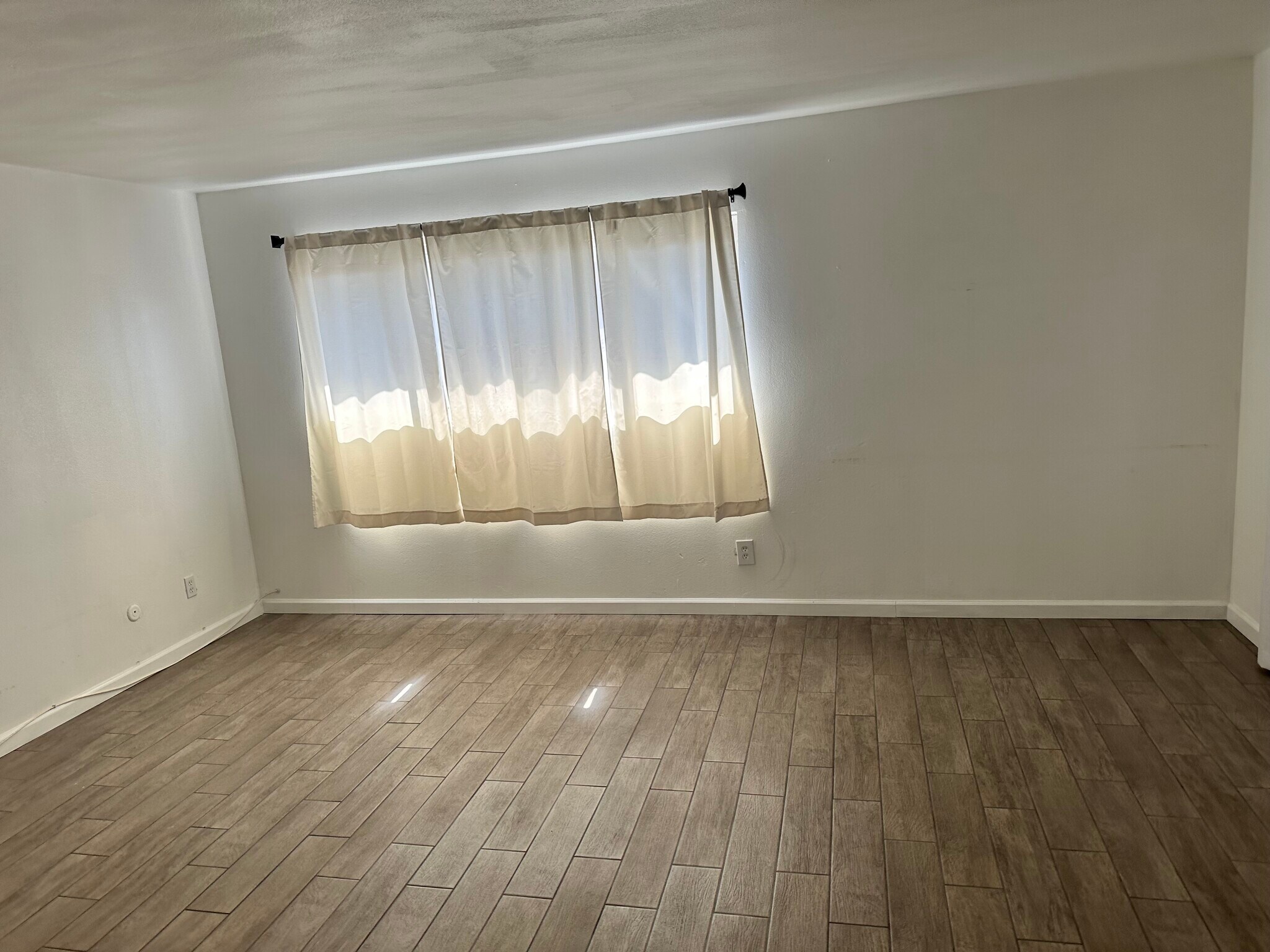 Large Master bedroom - 272 E Jackson St