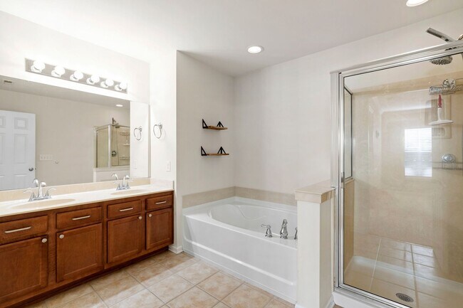 Building Photo - Charming 2-Bedroom Townhome in Desirable R...