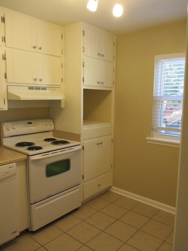 Building Photo - Stunning 2 Bed, 2 1/2 Bath Townhouse Available July 2026