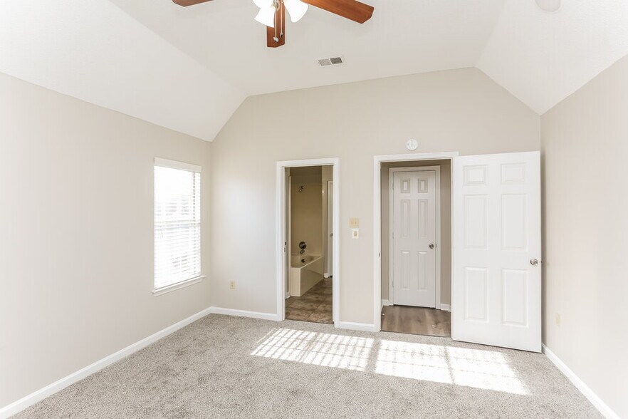 Building Photo - 6688 Ross Manor Dr