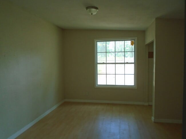 Building Photo - Tons of Living Space in this 3BR/1BA Zephy...