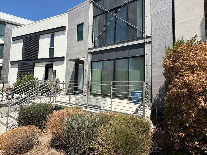 Building Photo - 488 Garden St