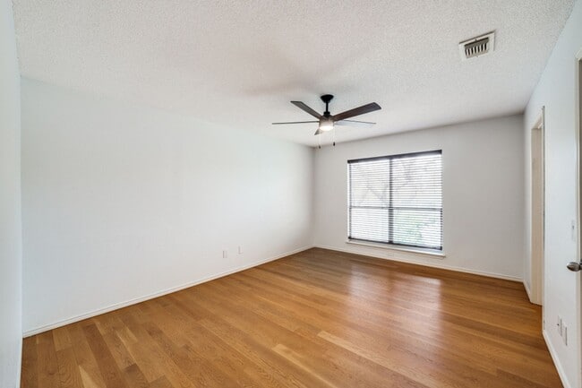 Building Photo - RENOVATED 4-BEDROOM IN MISSION RIDGE