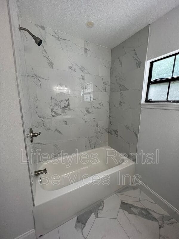 Building Photo - 1028 Hood Ave