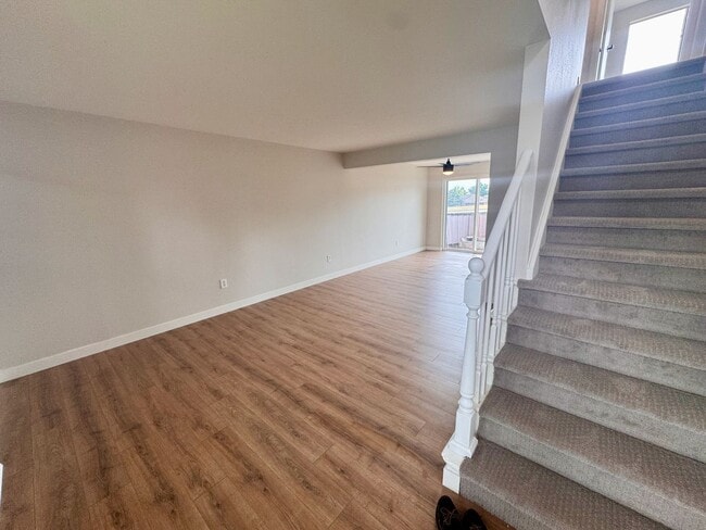 Building Photo - Beautifully Renovated Townhome in Coumbine...