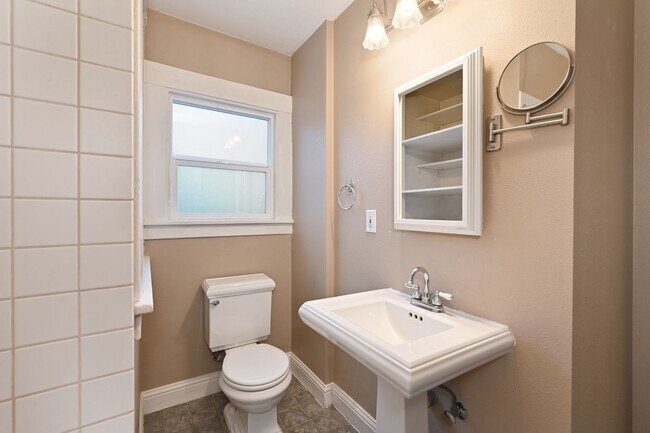 Building Photo - 758 N 66th St