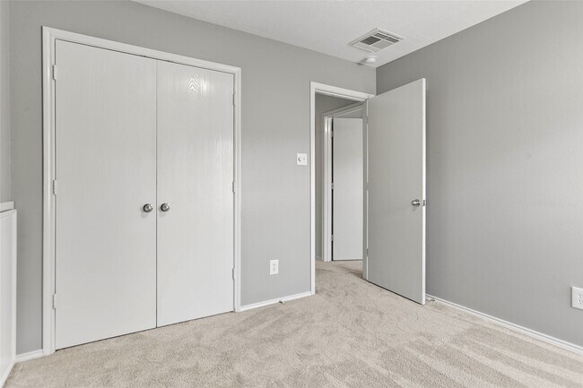 Building Photo - 6 Thicket Grove Pl