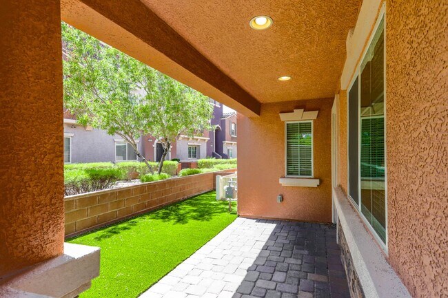 Building Photo - Beautiful 3 Bedroom Townhome With Stunning Mountain Views